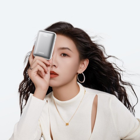 
20000mAh 22,5W USB-C nešiojama baterija su dvigubu laidu – balta
