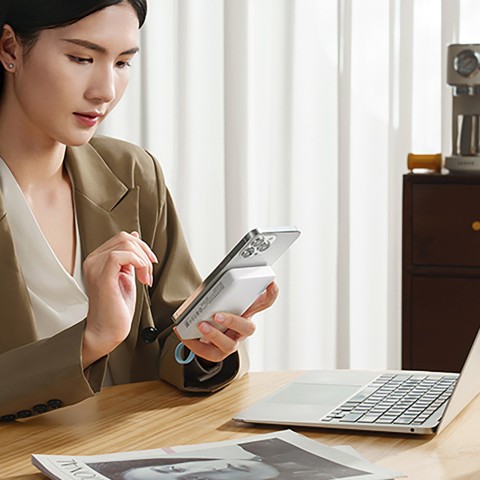 
10000mAh USB-C magnetinė išorinė baterija su integruotu USB-C laidu – balta
