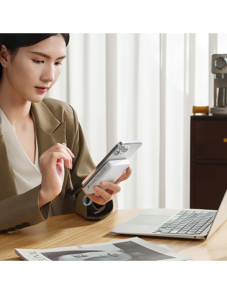 
10000mAh USB-C magnetinė išorinė baterija su integruotu USB-C laidu – balta
