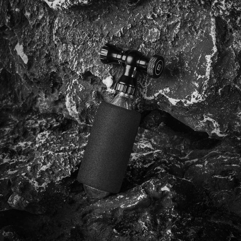 
CO2 dviračio pompa, aliuminio lydinio ventilio galvutė, be kasečių, suderinama su „Presta Schrader“ sistema
