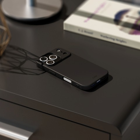 
„iPhone 17 Pro Max Instinct“ dėklas – juodas
