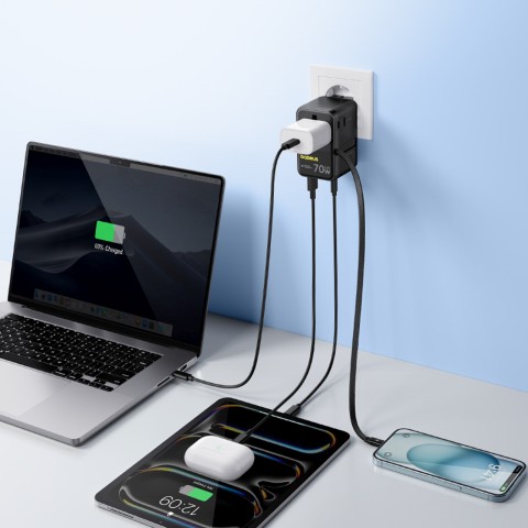 
6 viename kelioninis adapteris su ištraukiamu USB-C laidu, 70 W – juodas
