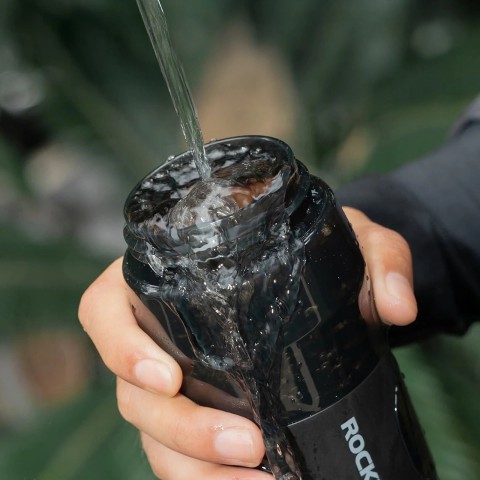 
Terminis butelis su magnetiniu laikikliu ir tvirtinimo dirželiu 700 ml - juodas
