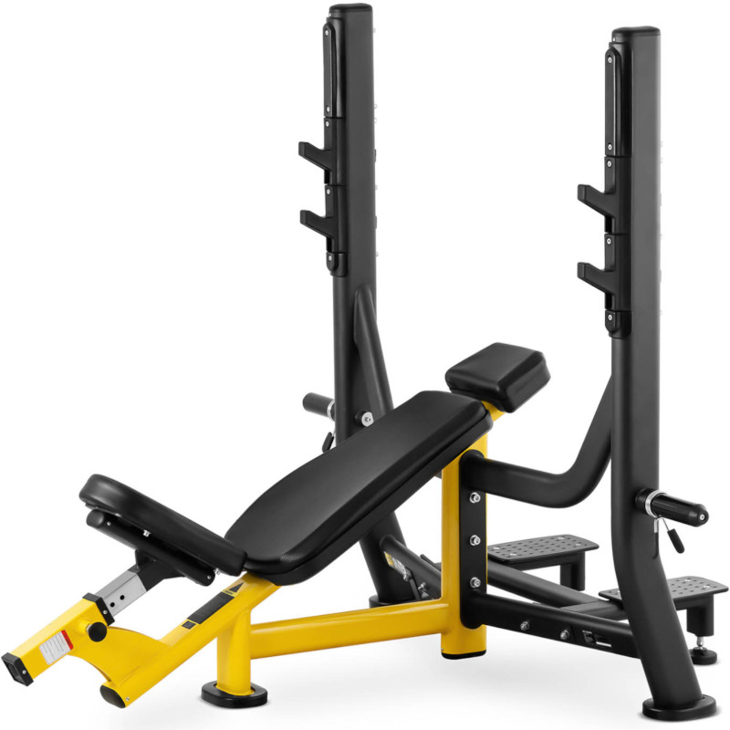 Treniruočių suoliukas po štanga pasvirusi galvai aukštyn juodai geltonai