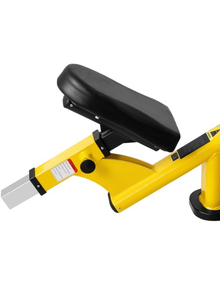 Treniruočių suoliukas po štanga pasvirusi galvai aukštyn juodai geltonai