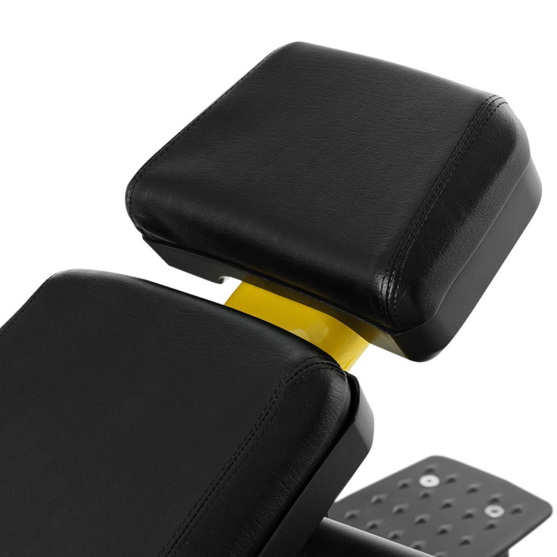 Treniruočių suoliukas po štanga pasvirusi galvai aukštyn juodai geltonai