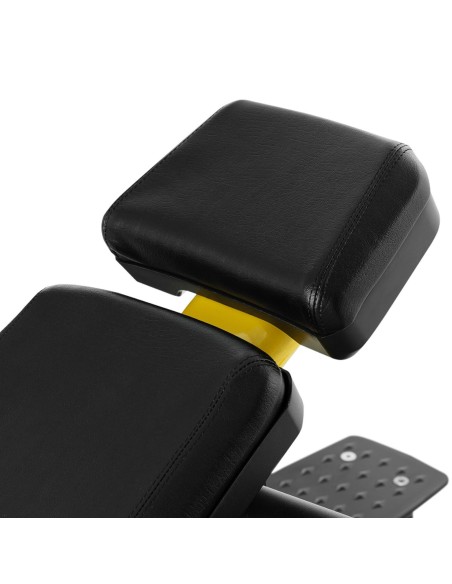 Treniruočių suoliukas po štanga pasvirusi galvai aukštyn juodai geltonai