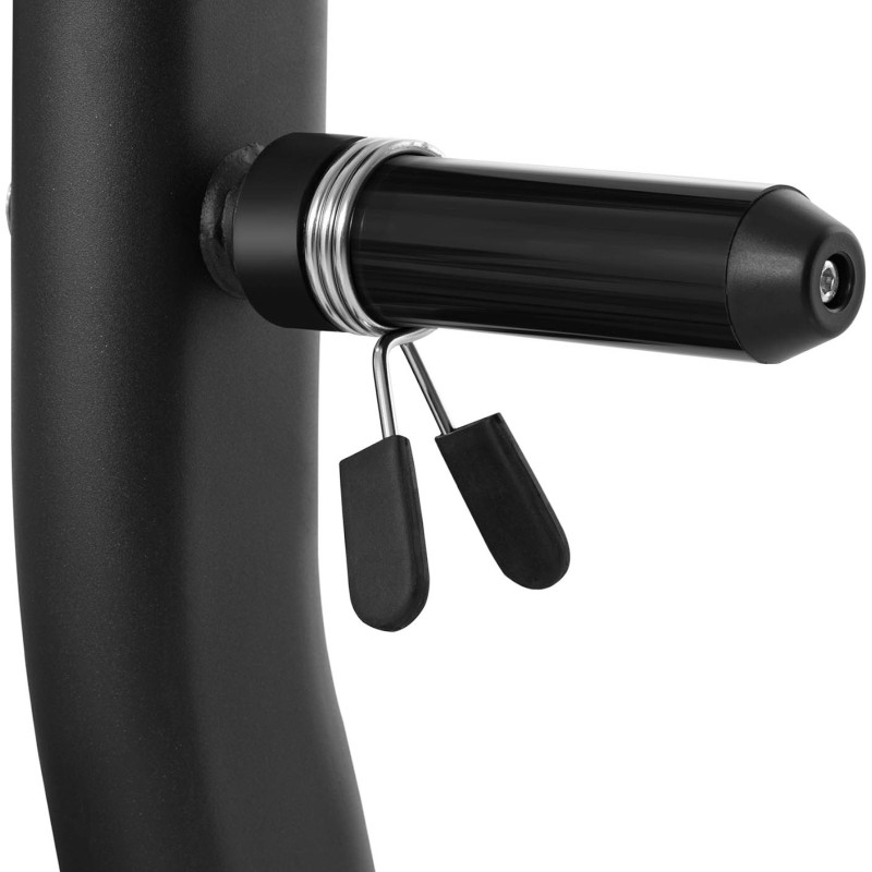 Treniruočių suoliukas po štanga pasvirusi galvai aukštyn juodai geltonai