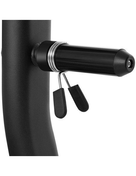 Treniruočių suoliukas po štanga pasvirusi galvai aukštyn juodai geltonai