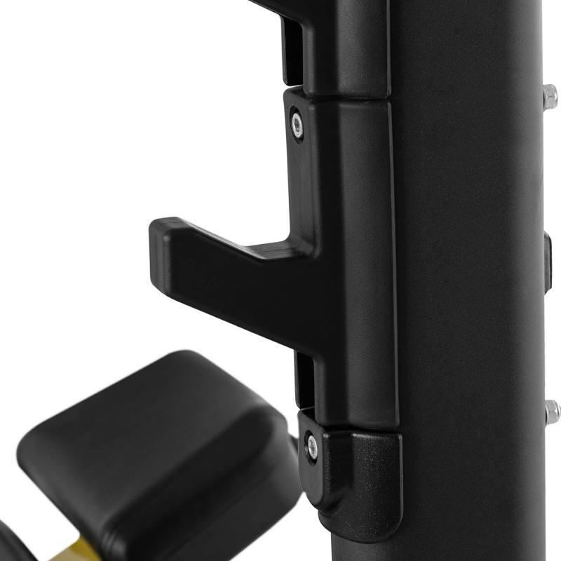 Treniruočių suoliukas po štanga pasvirusi galvai aukštyn juodai geltonai