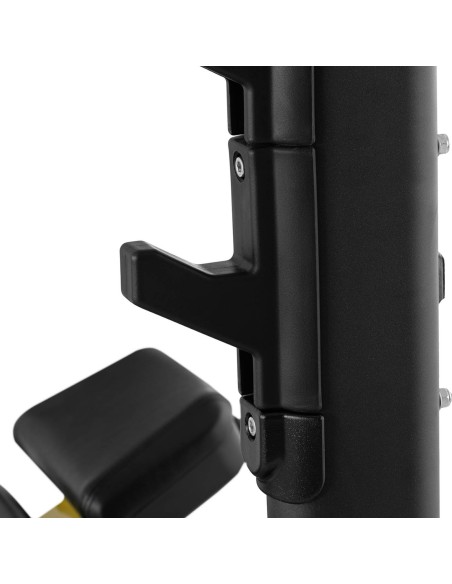 Treniruočių suoliukas po štanga pasvirusi galvai aukštyn juodai geltonai