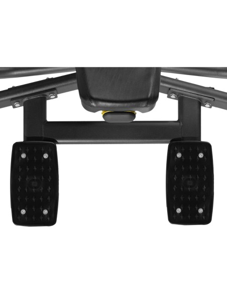 Treniruočių suoliukas po štanga pasvirusi galvai aukštyn juodai geltonai