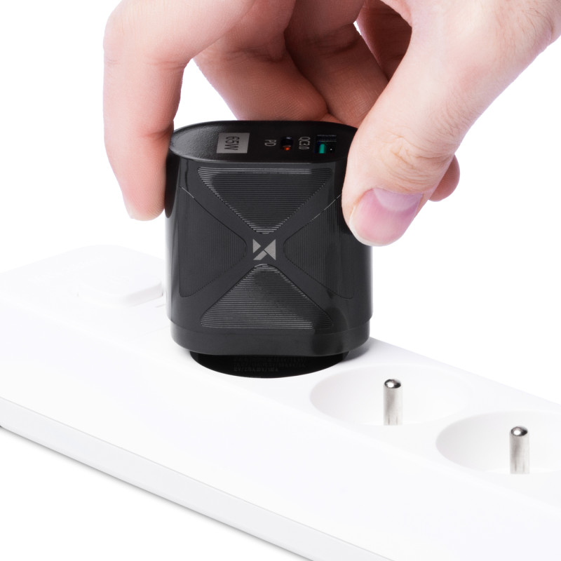 Mažas GaN 65 W įkroviklis su USB-C QC3.0 PD greito įkrovimo juodais prievadais