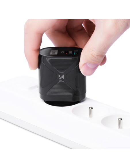 Mažas GaN 65 W įkroviklis su USB-C QC3.0 PD greito įkrovimo juodais prievadais