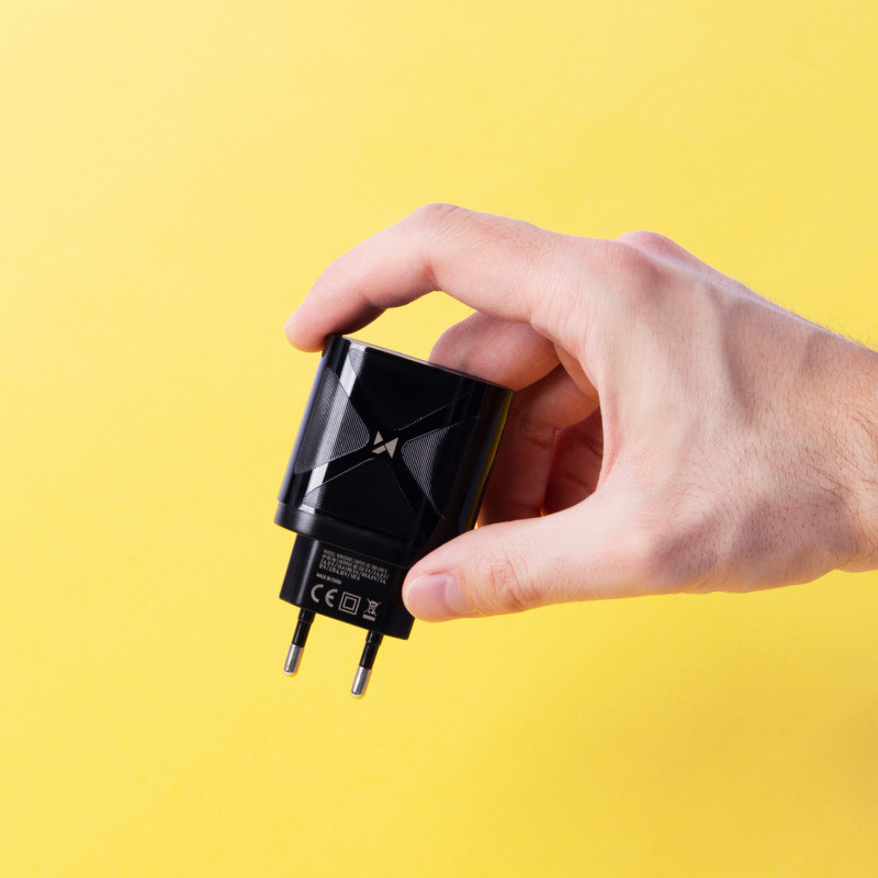 Mažas GaN 65 W įkroviklis su USB-C QC3.0 PD greito įkrovimo juodais prievadais