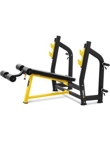 Treniruočių suoliukas po štanga pasviręs galvai nuspausti, juodas ir geltonas