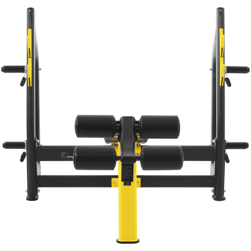 Treniruočių suoliukas po štanga pasviręs galvai nuspausti, juodas ir geltonas