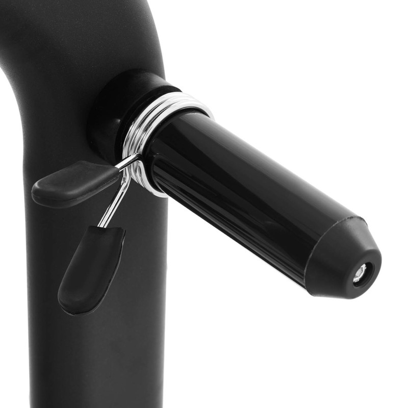 Treniruočių suoliukas po štanga pasviręs galvai nuspausti, juodas ir geltonas