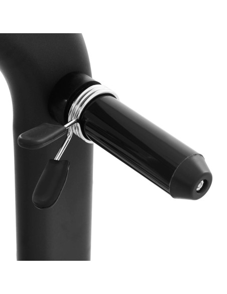 Treniruočių suoliukas po štanga pasviręs galvai nuspausti, juodas ir geltonas