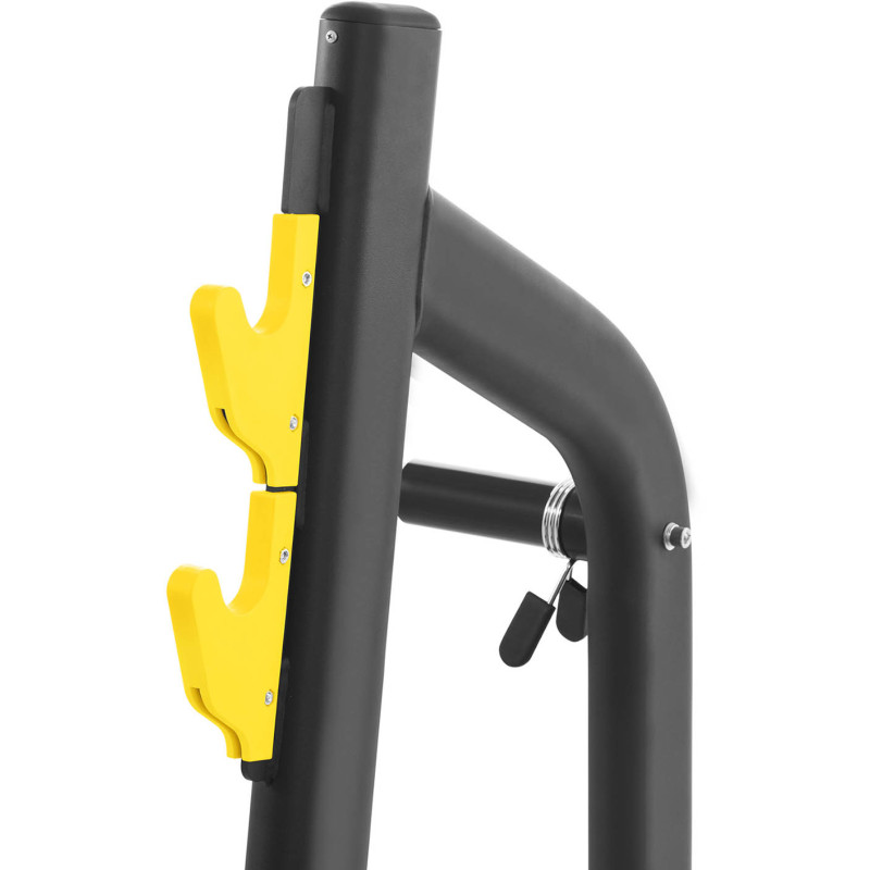Treniruočių suoliukas po štanga pasviręs galvai nuspausti, juodas ir geltonas
