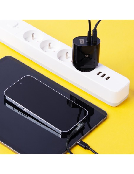 Mažas GaN 65 W įkroviklis su USB-C QC3.0 PD greito įkrovimo juodais prievadais