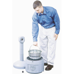 Lauko miesto peleninė ant stabilaus pagrindo, dangtelis. 15L sk. 42cm aukstis 98cm pilka