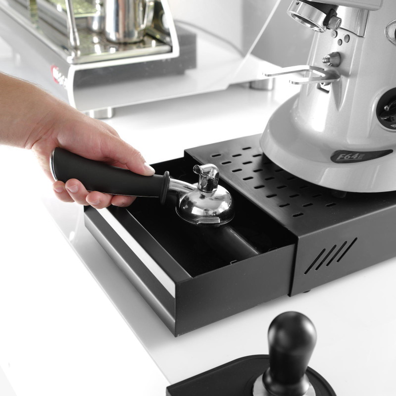 Kavos tirščių stalčius su kavos malūnėlio pagrindu