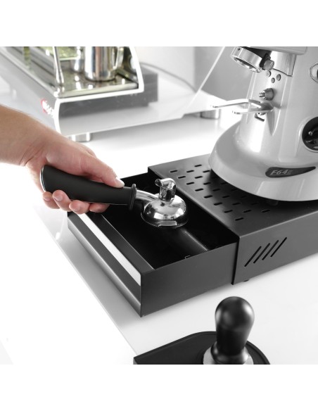 Kavos tirščių stalčius su kavos malūnėlio pagrindu