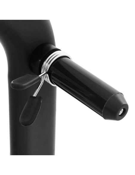 Treniruočių suoliukas po štanga pasvirusi galvai aukštyn juodai geltonai