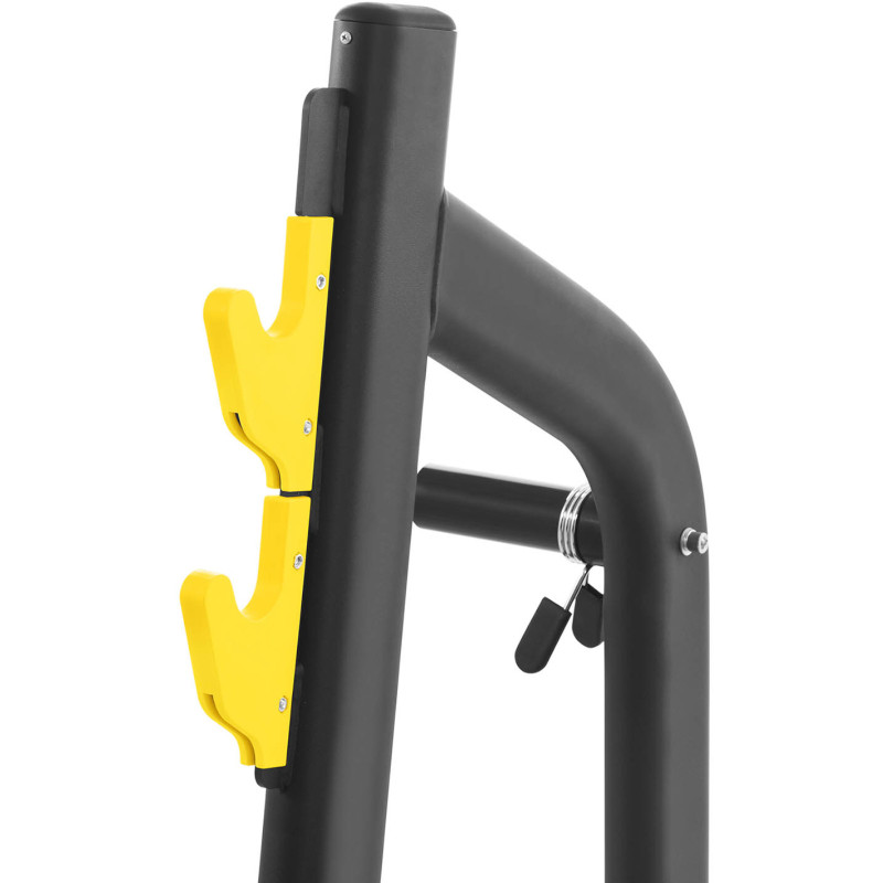 Treniruočių suoliukas po štanga pasvirusi galvai aukštyn juodai geltonai