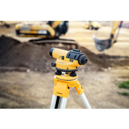 Optinis savaime išsilyginantis nivelyras su trikoju ir lazdele – padidinimas 28x dia. 36 mm