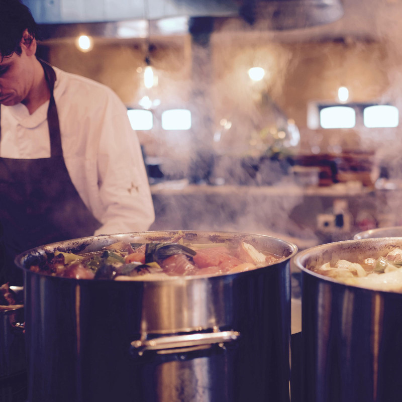 Kitchen Line aukštas puodas su dangčiu 13,5 l sk. 280 x 220 h – Hendi 837405