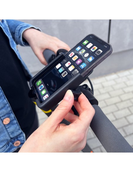 Metalinis dviračio telefono laikiklis. juodi motoroleriai