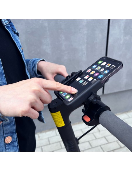 Metalinis dviračio telefono laikiklis. juodi motoroleriai