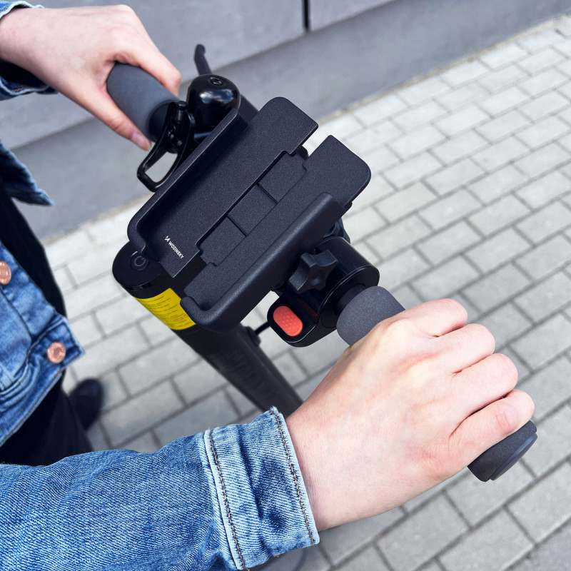 Metalinis dviračio telefono laikiklis. juodi motoroleriai