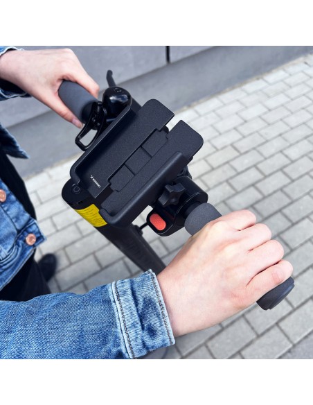 Metalinis dviračio telefono laikiklis. juodi motoroleriai