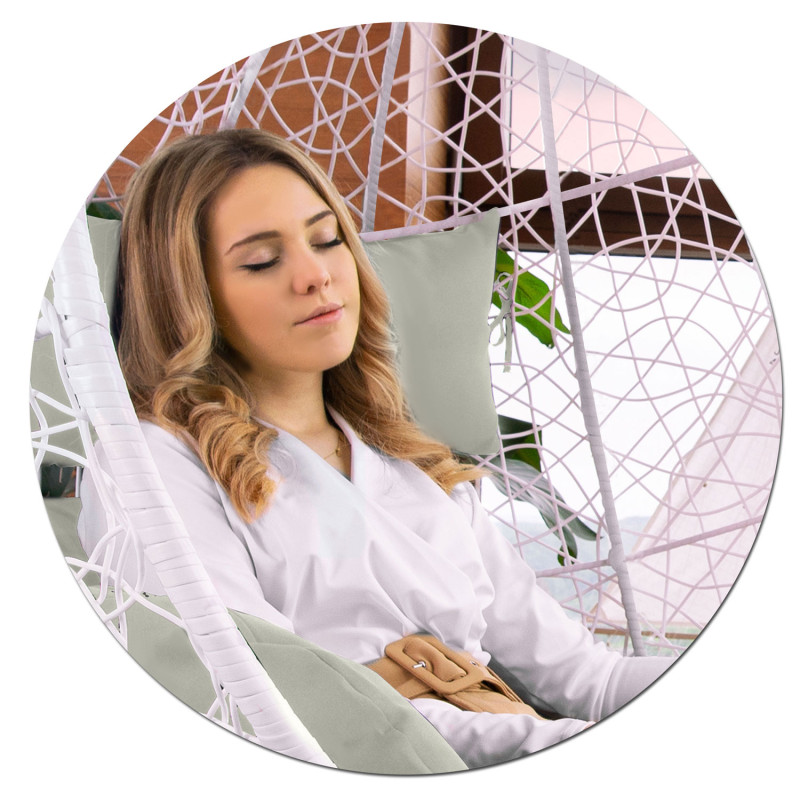 Pakabinamas sodo fotelis Brava baltas + Sofotel pilkos pagalvėlės