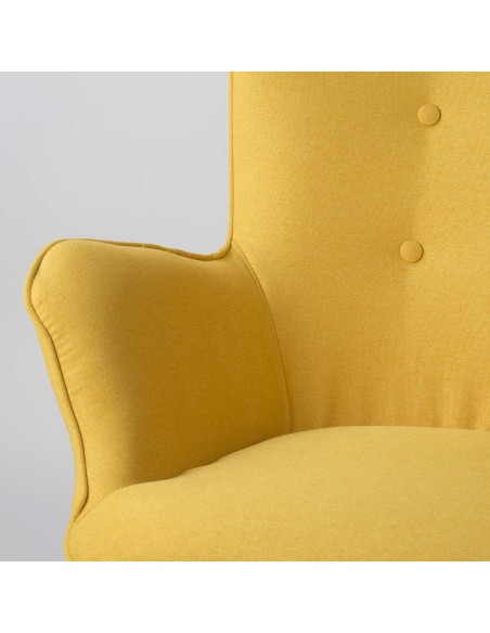 Skandinaviškai geltonas wingback fotelis su kėdute Skandinaviškai geltonas wingback fotelis su kėdute