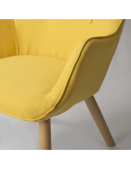 Skandinaviškai geltonas wingback fotelis su kėdute Skandinaviškai geltonas wingback fotelis su kėdute