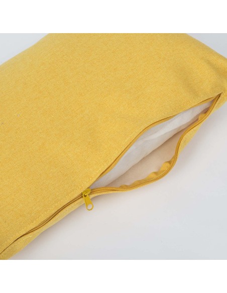 Skandinaviškai geltonas wingback fotelis su kėdute Skandinaviškai geltonas wingback fotelis su kėdute