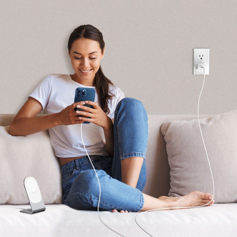 
15W Qi indukcinis įkroviklis su MagSafe + magnetinis telefono stovas - baltas
