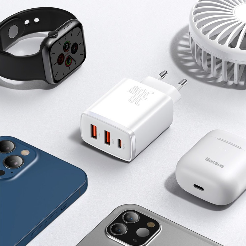 Kompaktiškas greitas sieninis įkroviklis 2x USB USB-C 30W 3A PD QC balta