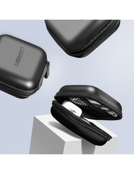 Dėžutė ausinėms ir GSM priedams 8x8cm juoda
 
Dėžutė ausinėms ir GSM priedams 8x8cm juoda