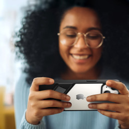 
Tvirtas dėklas su gelio rėmeliu ir stovu iPhone 13, juodas
