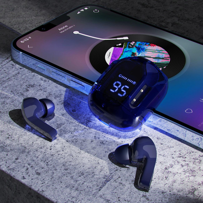 Į ausis įdedamos TWS Bluetooth belaidės ausinės, mėlynos