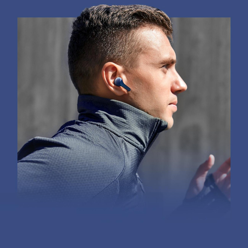 Į ausis įdedamos TWS Bluetooth belaidės ausinės, mėlynos