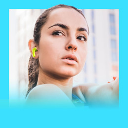 
Į ausis įdedamos TWS Bluetooth belaidės ausinės, žalios spalvos
