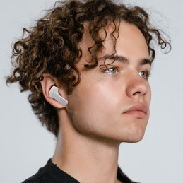 
Į ausis įdedamos TWS Bluetooth belaidės ausinės, pilkos spalvos
