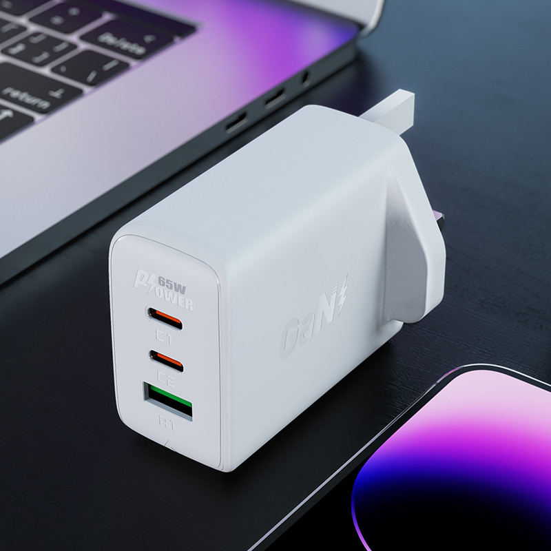 
Maitinimo įkroviklis Angliškas kištukas UK GaN 65W 1x USB 2x USB-C PD juodas
