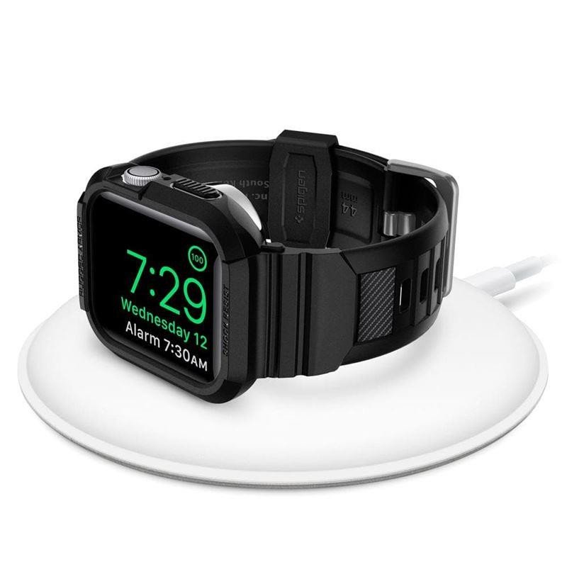 „Spigen Rugged Armor Pro“ dėklas su dirželiu, skirtas Apple Watch 4/ 5/ 6/ 7/ 8/ SE (44/ 45 mm) – juodas